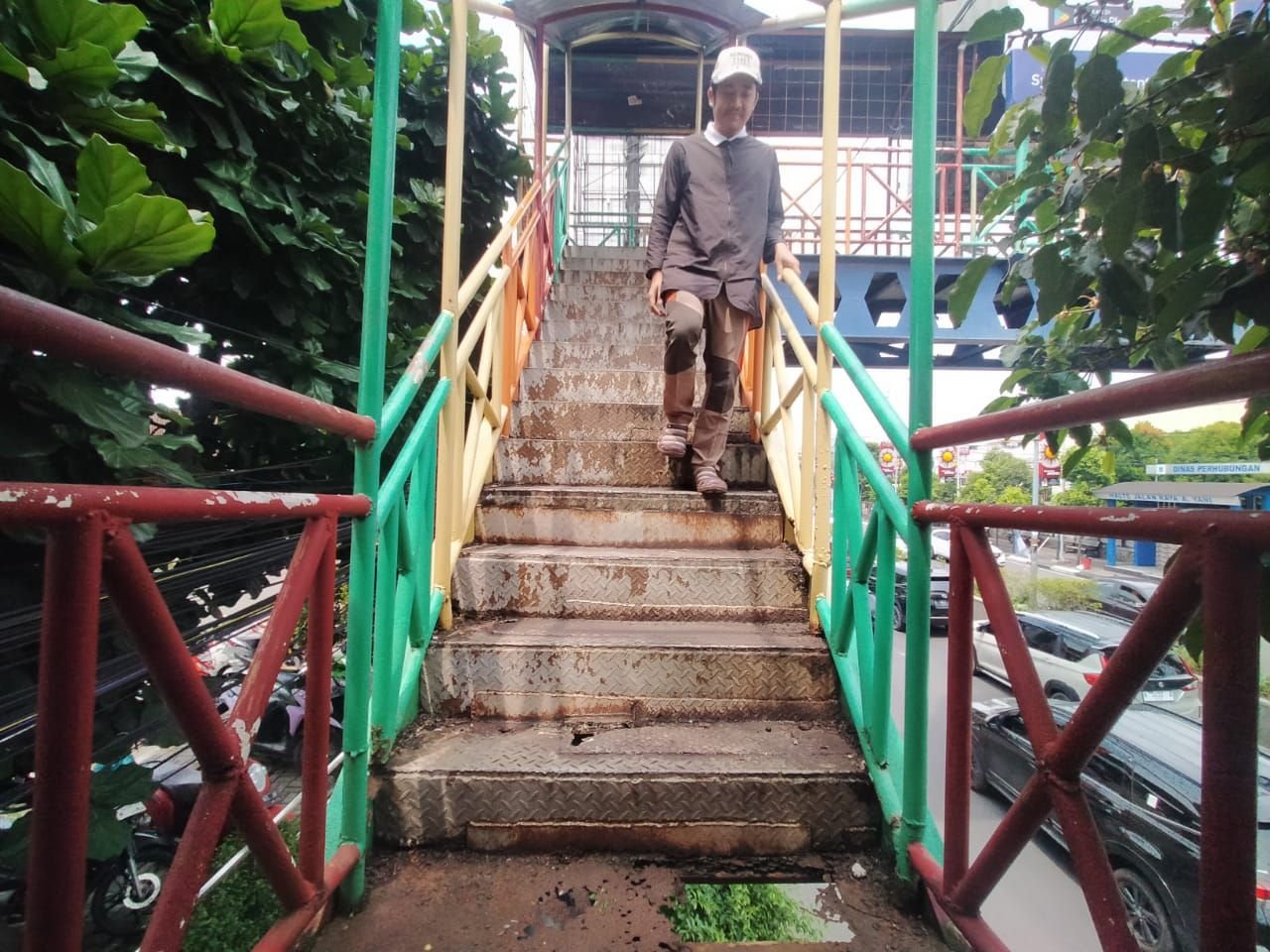 Berlubang dan Keropos, JPO di Jalan Ahmad Yani Kota Serang Membahayakan Warga 4 Berlubang dan Keropos, JPO di Jalan Ahmad Yani Kota Serang Membahayakan Warga