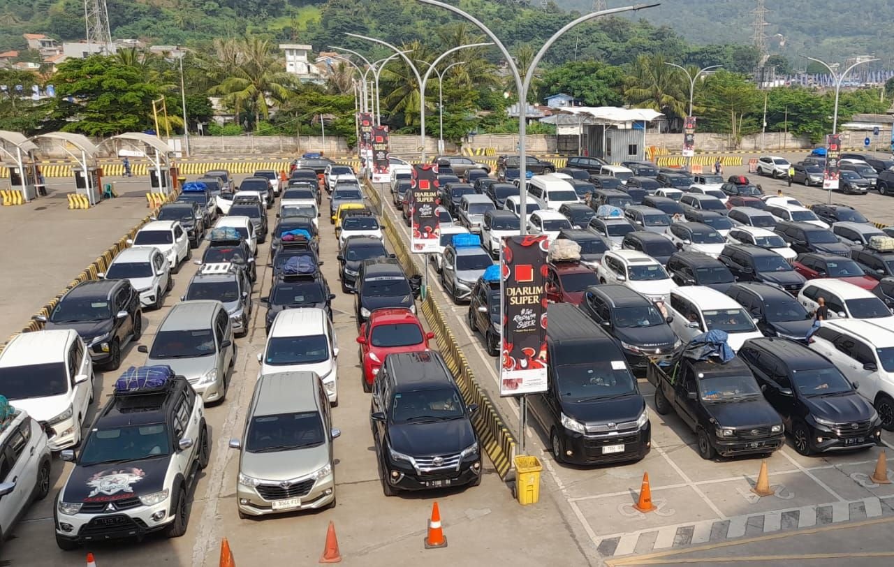 Usai Lebaran, Pengguna Jasa Pelabuhan Merak Menuju Sumatera Masih Ramai 1 Usai Lebaran, Pengguna Jasa Pelabuhan Merak Menuju Sumatera Masih Ramai