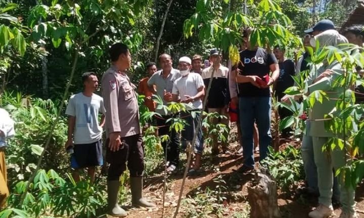 Mayat Bayi Terbungkus Kantong Plastik Ditemukan Warga di Kebun Singkong 1 Mayat Bayi Terbungkus Kantong Plastik Ditemukan Warga di Kebun Singkong