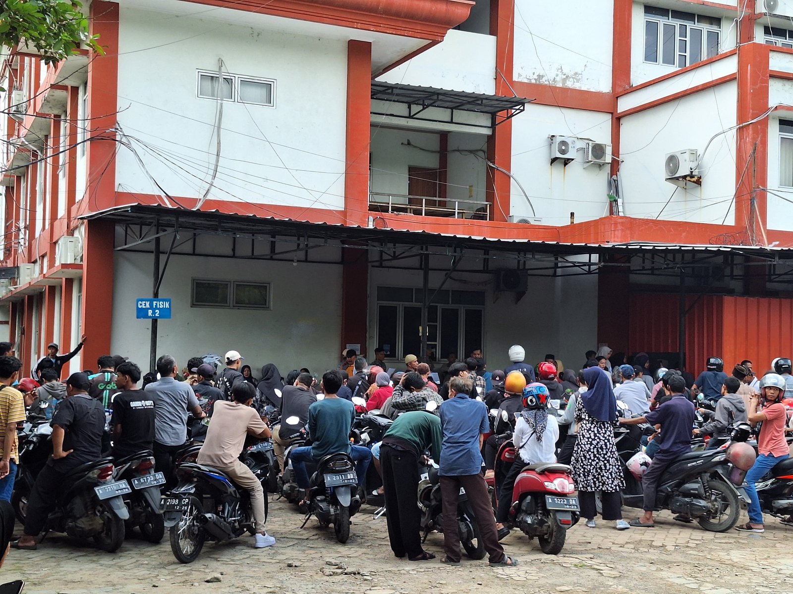 Hari Pertama Pemutihan Pajak Kendaraan di Banten, Antrean Cek Fisik di Samsat Kota Serang Mengular Sejak Subuh 6 Hari Pertama Pemutihan Pajak Kendaraan di Banten, Antrean Cek Fisik di Samsat Kota Serang Mengular Sejak Subuh