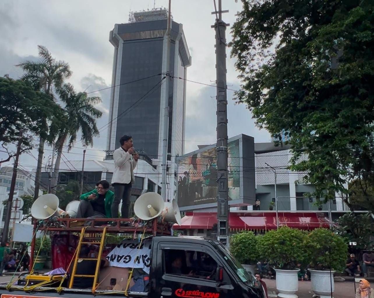 Aliansi BEM Banten Bersatu Soroti Ketidaksiapan Samsat dalam Pelaksanaan Program Pemutihan Pajak Kendaraan 7 Aliansi BEM Banten Bersatu Soroti Ketidaksiapan Samsat dalam Pelaksanaan Program Pemutihan Pajak Kendaraan