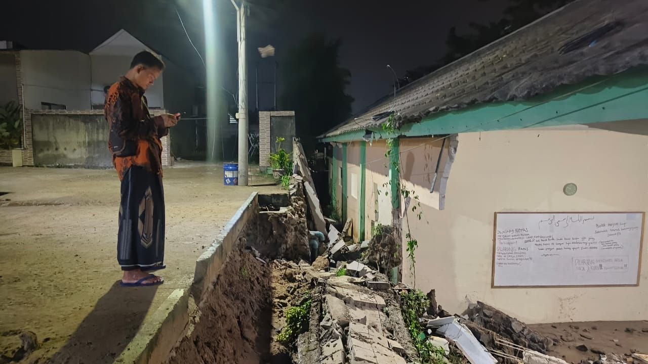 Rusak Parah, Dua Ruang Kelas Ma'had Al Abqary Kota Serang Ambruk Tertimpa TPT Perumahan Fulvian Residence 2 Rusak Parah, Dua Ruang Kelas Ma'had Al Abqary Kota Serang Ambruk Tertimpa TPT Perumahan Fulvian Residence