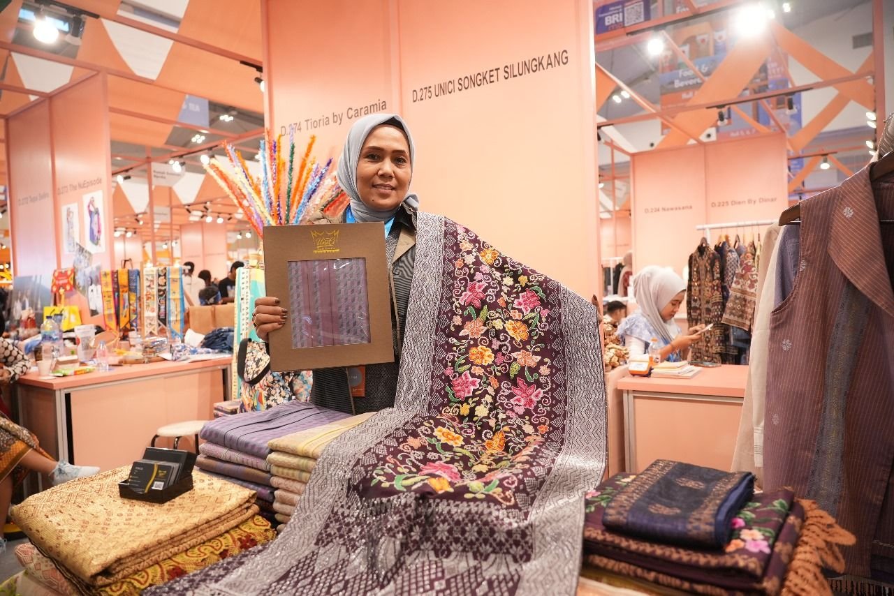 UMKM Songket Binaan BRI Tembus Pasar Global, Wujudkan Pengusaha Berdaya Saing Internasional 4 UMKM Songket Binaan BRI Tembus Pasar Global, Wujudkan Pengusaha Berdaya Saing Internasional