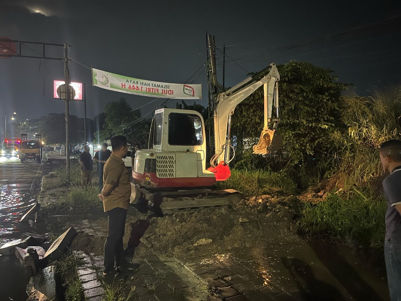 JLS Kembali Digenangi Air, Walikota Robinsar Turunkan Alat Berat Lagi 7 JLS Kembali Digenangi Air, Walikota Robinsar Turunkan Alat Berat Lagi