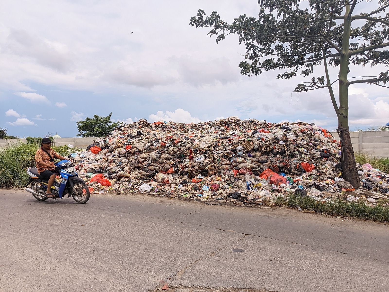 Gunungan Sampah di Kramatwatu Sudah Menumpuk 8 Bulan, Sawah Milik Warga Terancam Tercemar 1 Gunungan Sampah di Kramatwatu Sudah Menumpuk 8 Bulan, Sawah Milik Warga Terancam Tercemar