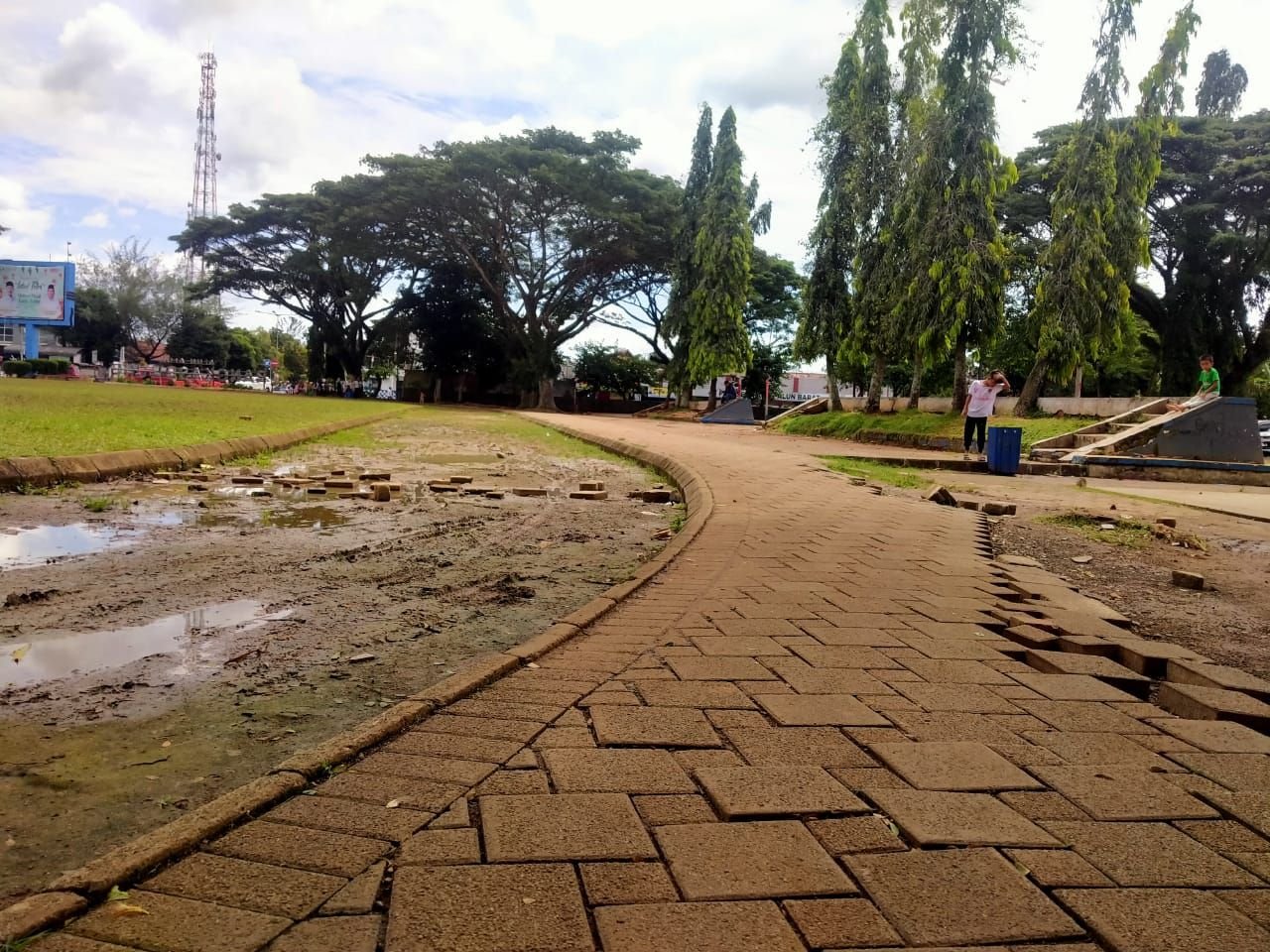 Memprihatinkan, Warga Keluhkan Alun-alun Rangkasbitung yang Tak Terawat: Becek dan Gelap 5 Memprihatinkan, Warga Keluhkan Alun-alun Rangkasbitung yang Tak Terawat: Becek dan Gelap