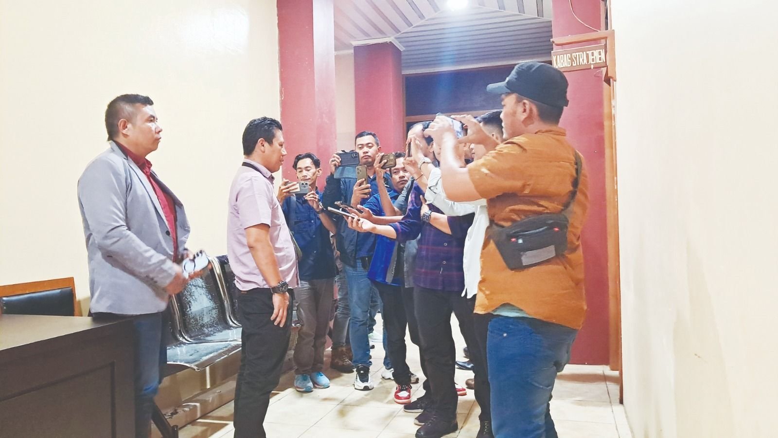 Diperiksa Polda Banten, Ichan Dicecar Puluhan Pertanyaan Terkait Pencemaran Nama Baik Dirut Radar Banten 1 Diperiksa Polda Banten, Ichan Dicecar Puluhan Pertanyaan Terkait Pencemaran Nama Baik Dirut Radar Banten