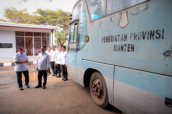 Andra Soni Kaget Parkiran Kantor Pemprov Banyak Kendaraan Dinas Mangkrak, Jadi Beban Anggaran Saja 1 Andra Soni Kaget Parkiran Kantor Pemprov Banyak Kendaraan Dinas Mangkrak, Jadi Beban Anggaran Saja