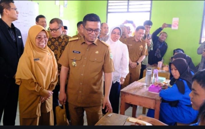 Sekarang Giliran SMK Negeri 1 Anyer, Siswa Nikmati MBG dari Olahan Chef Hotel Aston 8 Sekarang Giliran SMK Negeri 1 Anyer, Siswa Nikmati MBG dari Olahan Chef Hotel Aston