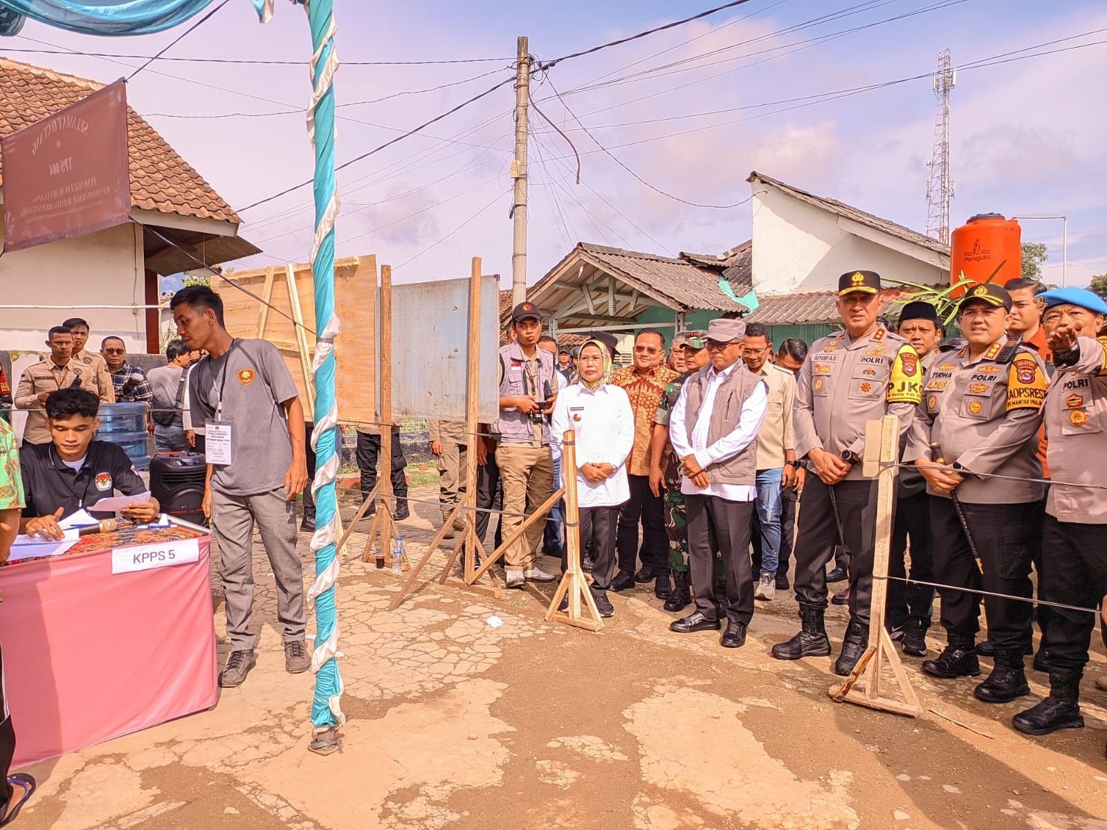 Didatangi Andra Soni, Partisipasi PSU di Dua TPS Kabupaten Serang Hanya Separuh dari DPT 1 Didatangi Andra Soni, Partisipasi PSU di Dua TPS Kabupaten Serang Hanya Separuh dari DPT