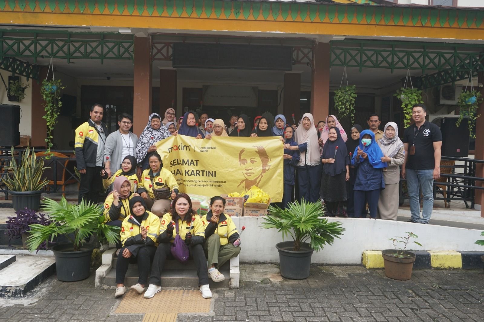 Maxim Maknai Hari Kartini dengan Berbagai Bersama Wanita Lansia di Panti Jompo 2 Maxim Maknai Hari Kartini dengan Berbagai Bersama Wanita Lansia di Panti Jompo