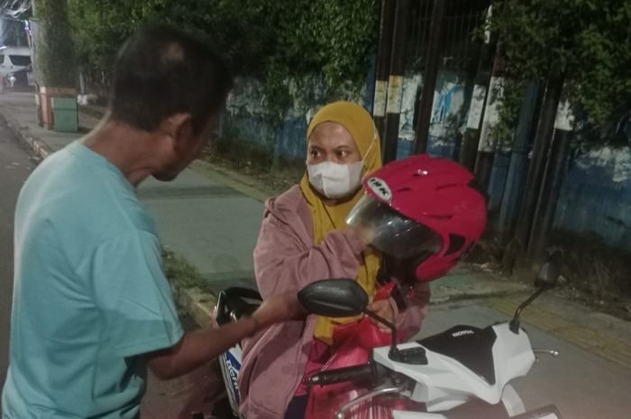 Warga Kedaleman Cilegon Sudah Jengah, Malam-malam Sweeping dan Ciduk Pembuang Sampah di Trotoar 2 Warga Kedaleman Cilegon Sudah Jengah, Malam-malam Sweeping dan Ciduk Pembuang Sampah di Trotoar