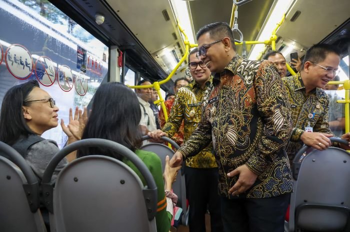 Ikut Naik Bus Rute Baru TransJakarta, Andra Soni Ungkap Rasanya Naik Kendaraan Umum Alam Sutera-Blok M
