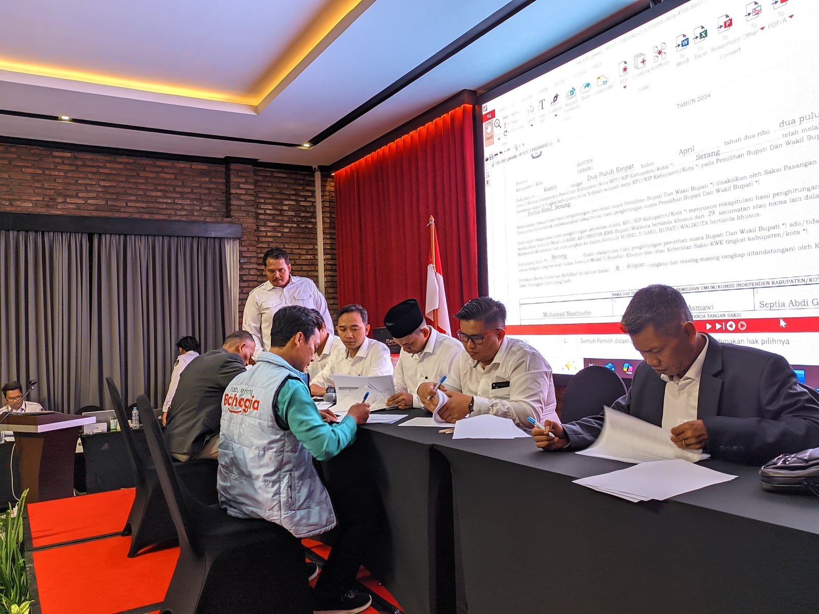 KPU Kabupaten Serang Umumkan Hasil Rekapitulasi PSU, Partisipasi Pemilih Anjlok 1 KPU Kabupaten Serang Umumkan Hasil Rekapitulasi PSU, Partisipasi Pemilih Anjlok