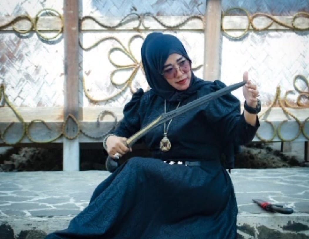 Ratu Anita Trisnawati: Koleksi 2.000 Golok Pusaka