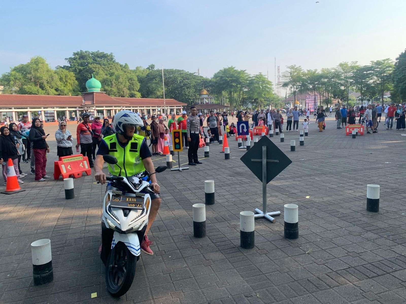 Permudah Pembuat SIM, Satlantas Polresta Serang Kota Gelar Praktik Uji SIM Gratis 10 Permudah Pembuat SIM, Satlantas Polresta Serang Kota Gelar Praktik Uji SIM Gratis