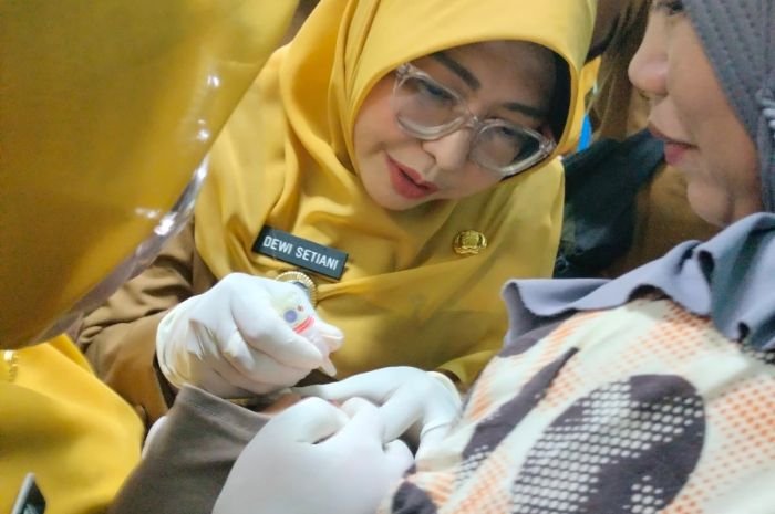 Pekan Imunisasi Dunia, Bupati Pandeglang Minta Nakes Sweeping ke Rumah-rumah 1 Pekan Imunisasi Dunia, Bupati Pandeglang Minta Nakes Sweeping ke Rumah-rumah