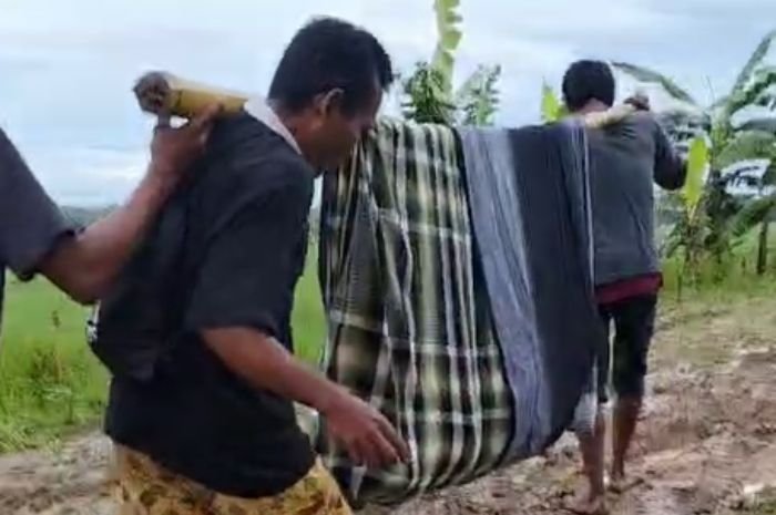 Jalan Rusak, Warga Wanasalam Lebak Terpaksa Ditandu Sejauh 2 KM untuk Berobat 3 Jalan Rusak, Warga Wanasalam Lebak Terpaksa Ditandu Sejauh 2 KM untuk Berobat