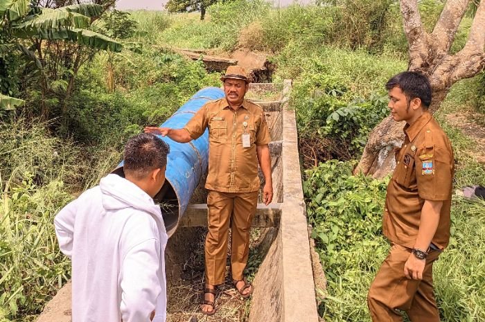 DKPP dan Poktan Gotong Royong Sambung Drum, Penampang Air di Carenang Mulai Diperbaiki 5 DKPP dan Poktan Gotong Royong Sambung Drum, Penampang Air di Carenang Mulai Diperbaiki