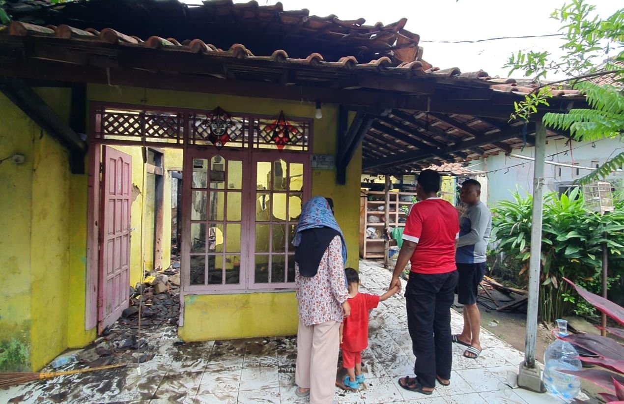 Makin Lemas! Ditinggal Pergi Berobat ke Klinik, Rumah di Sumampir Timur Cilegon Terbakar 1 Makin Lemas! Ditinggal Pergi Berobat ke Klinik, Rumah di Sumampir Timur Cilegon Terbakar