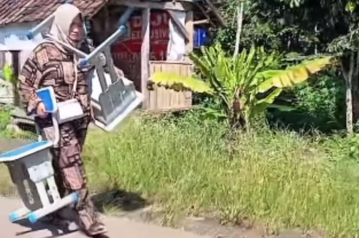 Heboh Wali Murid Beli Kursi dan Meja Sendiri di Lebak, Dana BOS Dikemanain? 3 Heboh Wali Murid Beli Kursi dan Meja Sendiri di Lebak, Dana BOS Dikemanain?