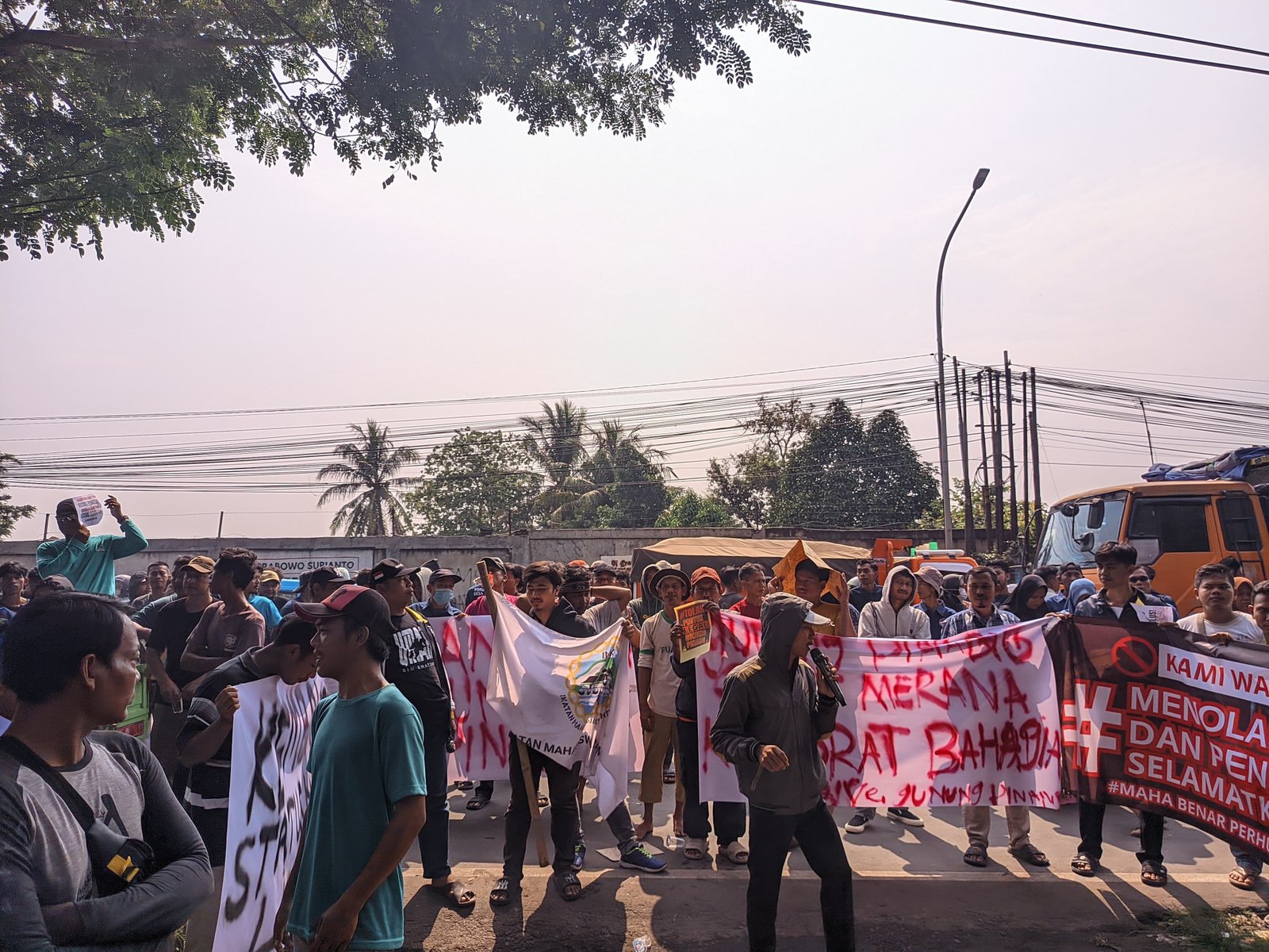 Imbas Gunung Pinang Dibabat, Warga Kramatwatu Geruduk Kantor Perhutani