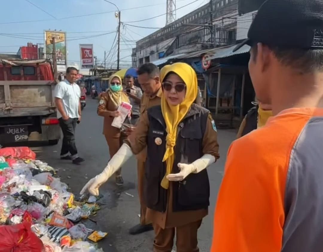 Sampah di Pasar Labuan Menumpuk, Bupati Dewi Turun Tangan Bakal Pasang CCTV