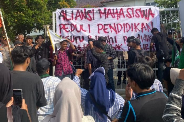Demo di Disdik Kabupaten Lebak, Massa Sebut Anak Pejabat Sering Dipilih Dapatkan Beasiswa Kedokteran Pemkab 2 Demo di Disdik Kabupaten Lebak, Massa Sebut Anak Pejabat Sering Dipilih Dapatkan Beasiswa Kedokteran Pemkab