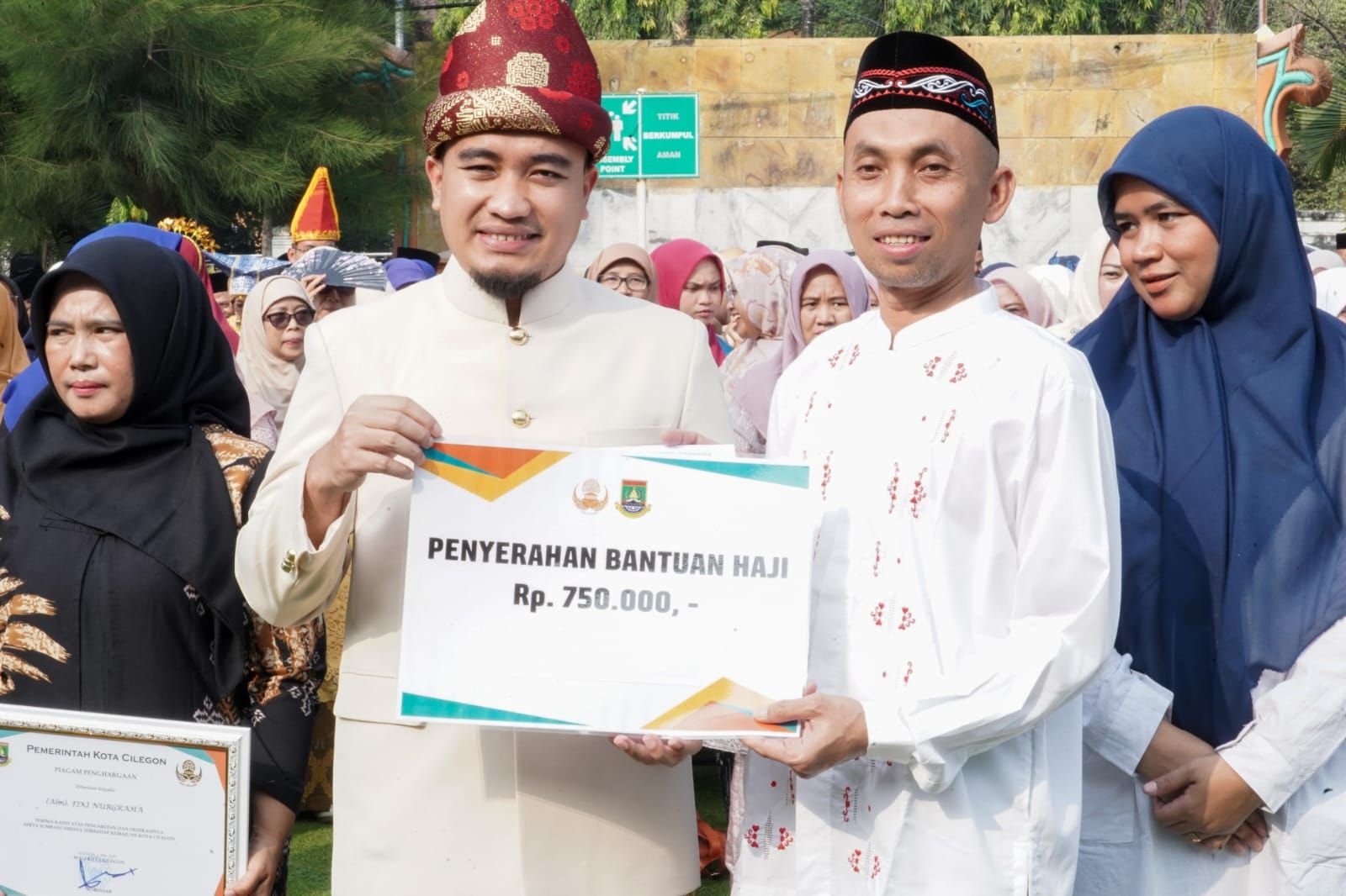 Pejabat Cilegon Terima Kadeudeuh Haji, Robinsar Bekelakar Untuk Beli Bakso Karena Disana Mahal 1 Pejabat Cilegon Terima Kadeudeuh Haji, Robinsar Bekelakar Untuk Beli Bakso Karena Disana Mahal