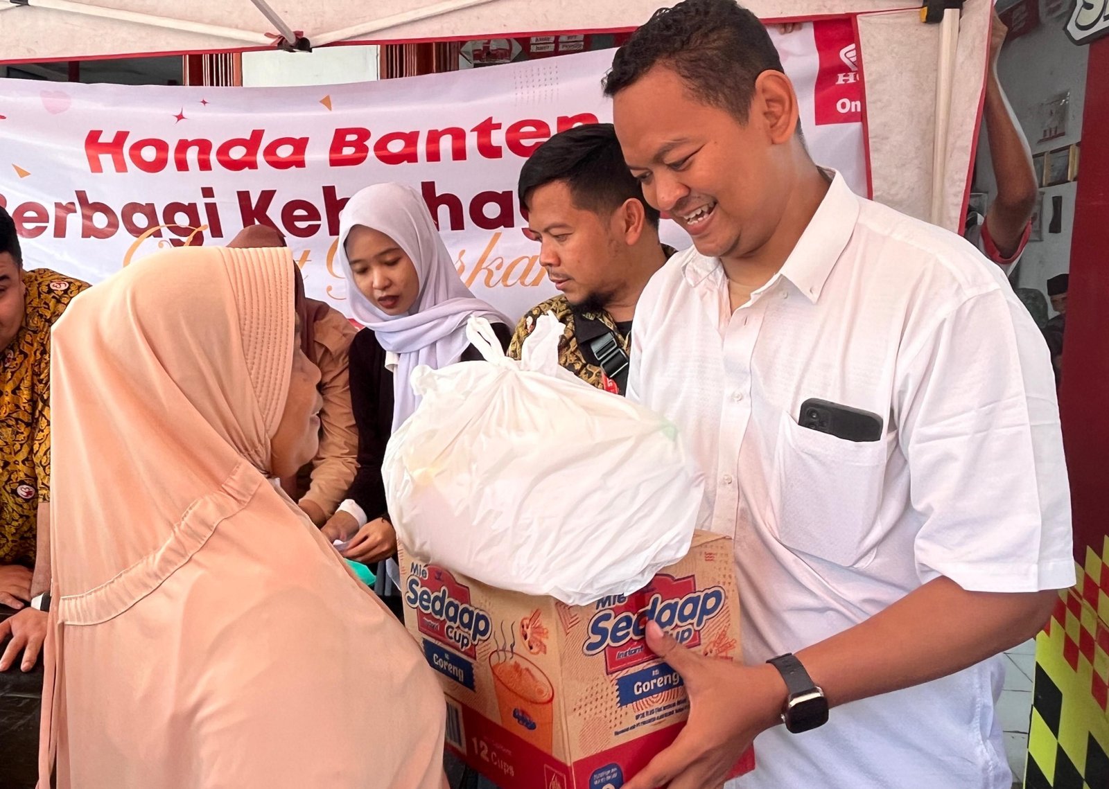 Honda Banten Salurkan 165 Paket Sembako untuk Warga Warung Jaud 2 Honda Banten Salurkan 165 Paket Sembako untuk Warga Warung Jaud