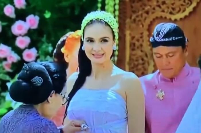 Luna Maya Berbinar Setelah Proses Siraman, Netizen: Auranya Bagus Banget 3 Luna Maya Berbinar Setelah Proses Siraman, Netizen: Auranya Bagus Banget