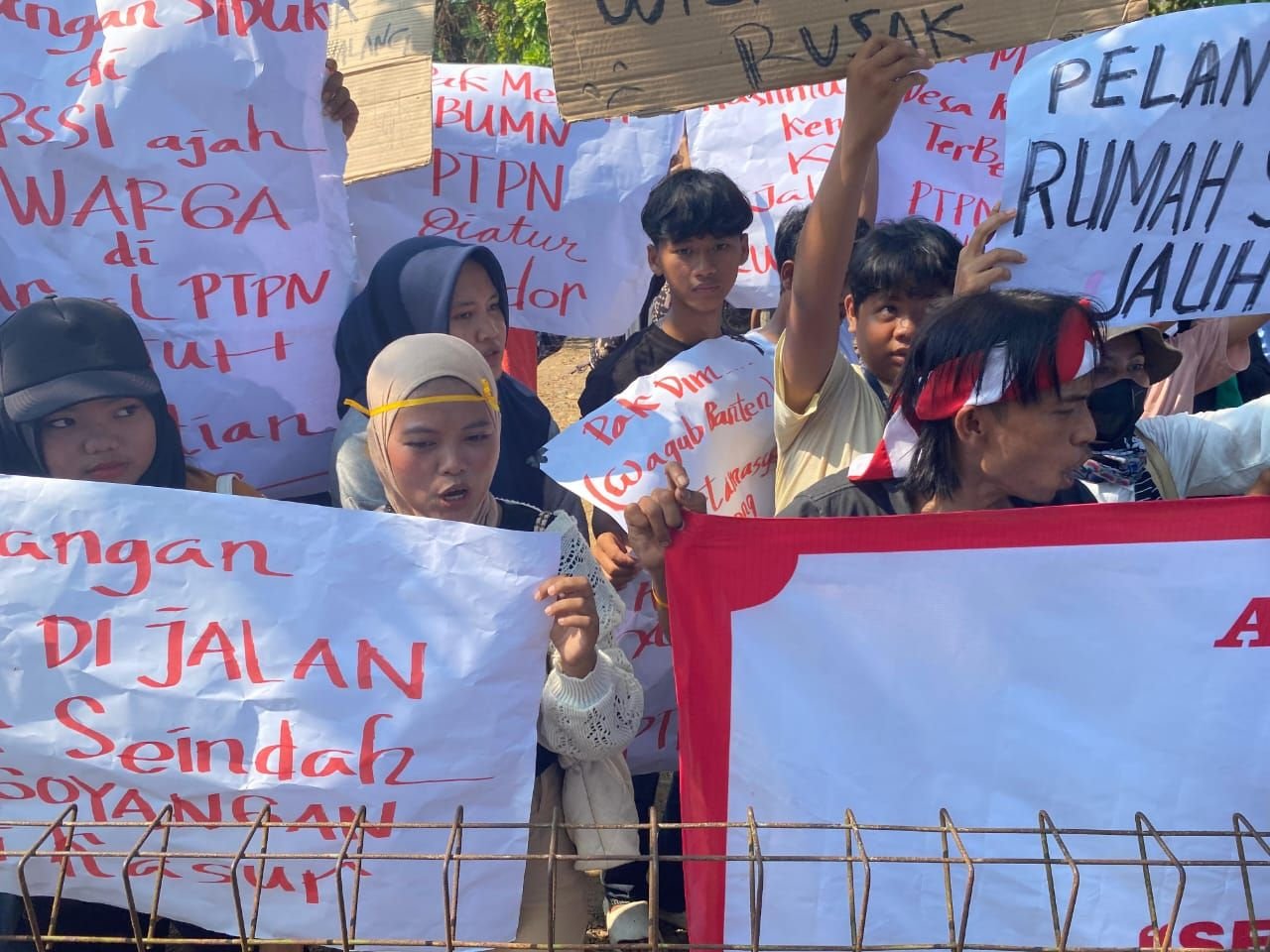 PTPN VIII Disegel, Warga Jayamanik Lebak Minta Perusahaan Bangun Jalan dan Bagikan CSR 1 PTPN VIII Disegel, Warga Jayamanik Lebak Minta Perusahaan Bangun Jalan dan Bagikan CSR