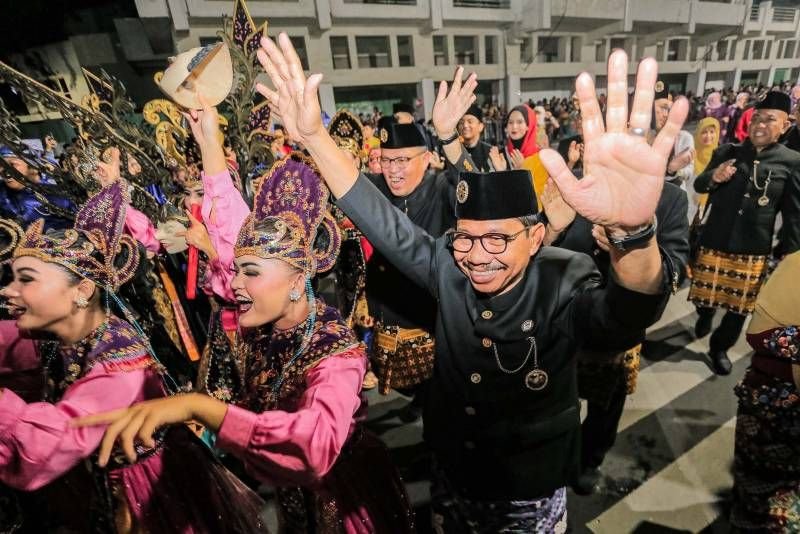 Sukses Pukau Masyarakat, Pemkot Tangerang Tampilkan Seni dan Budaya di Penutupan Munas VII Apeksi 2025 1 Sukses Pukau Masyarakat, Pemkot Tangerang Tampilkan Seni dan Budaya di Penutupan Munas VII Apeksi 2025