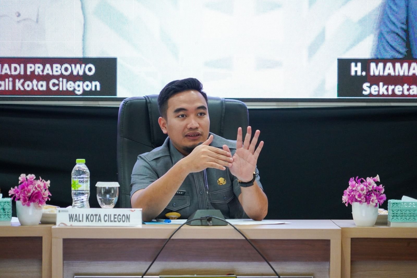 Rajin Unggah Kegiatan di Medsos, Robinsar Sebut Tak Jadi Soal Diasumsikan Ikut KDM 10 Walikota Cilegon Robinsar Irit Bicara Soal Lumpuhnya Program 43 Kelurahan, Minta Tanyakan Langsung ke Bappeda dan BPKPAD