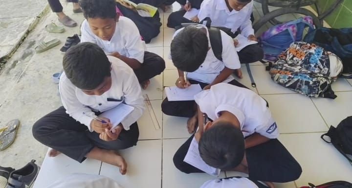 Kekurangan Kelas, Siswa SD di Pandeglang Belajar di Teras