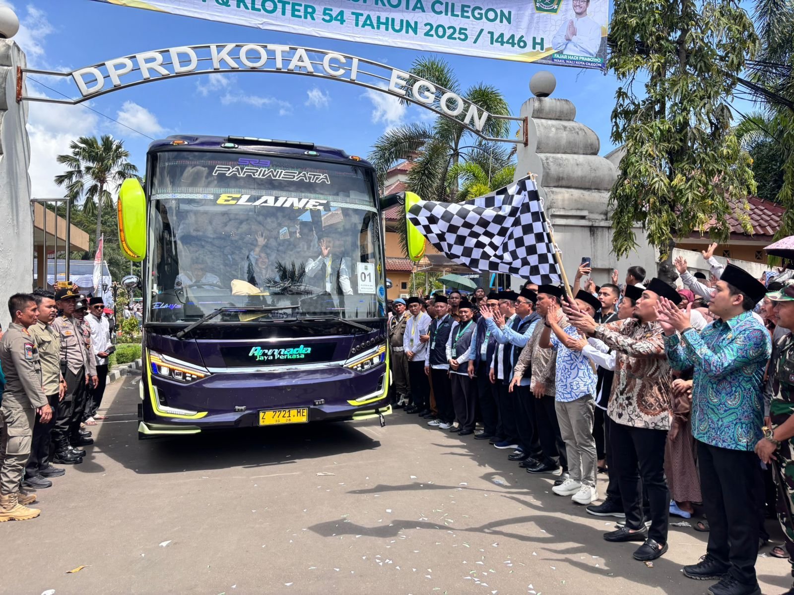 Pesan Serius Robinsar untuk Calon Jemaah Haji Asal Cilegon di Tanah Suci: Kami Berharap..... 2 Pesan Serius Robinsar untuk Calon Jemaah Haji Asal Cilegon di Tanah Suci: Kami Berharap.....