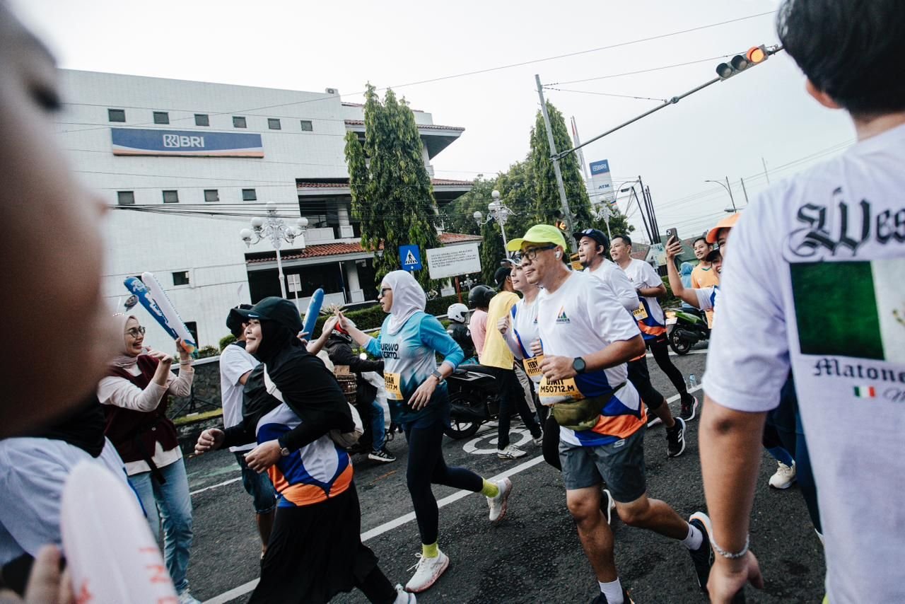 Dukung Ekonomi Rakyat, BRI Gaet Ribuan Pelari dan UMKM di Purwokerto Half Marathon 2025 1 Dukung Ekonomi Rakyat, BRI Gaet Ribuan Pelari dan UMKM di Purwokerto Half Marathon 2025