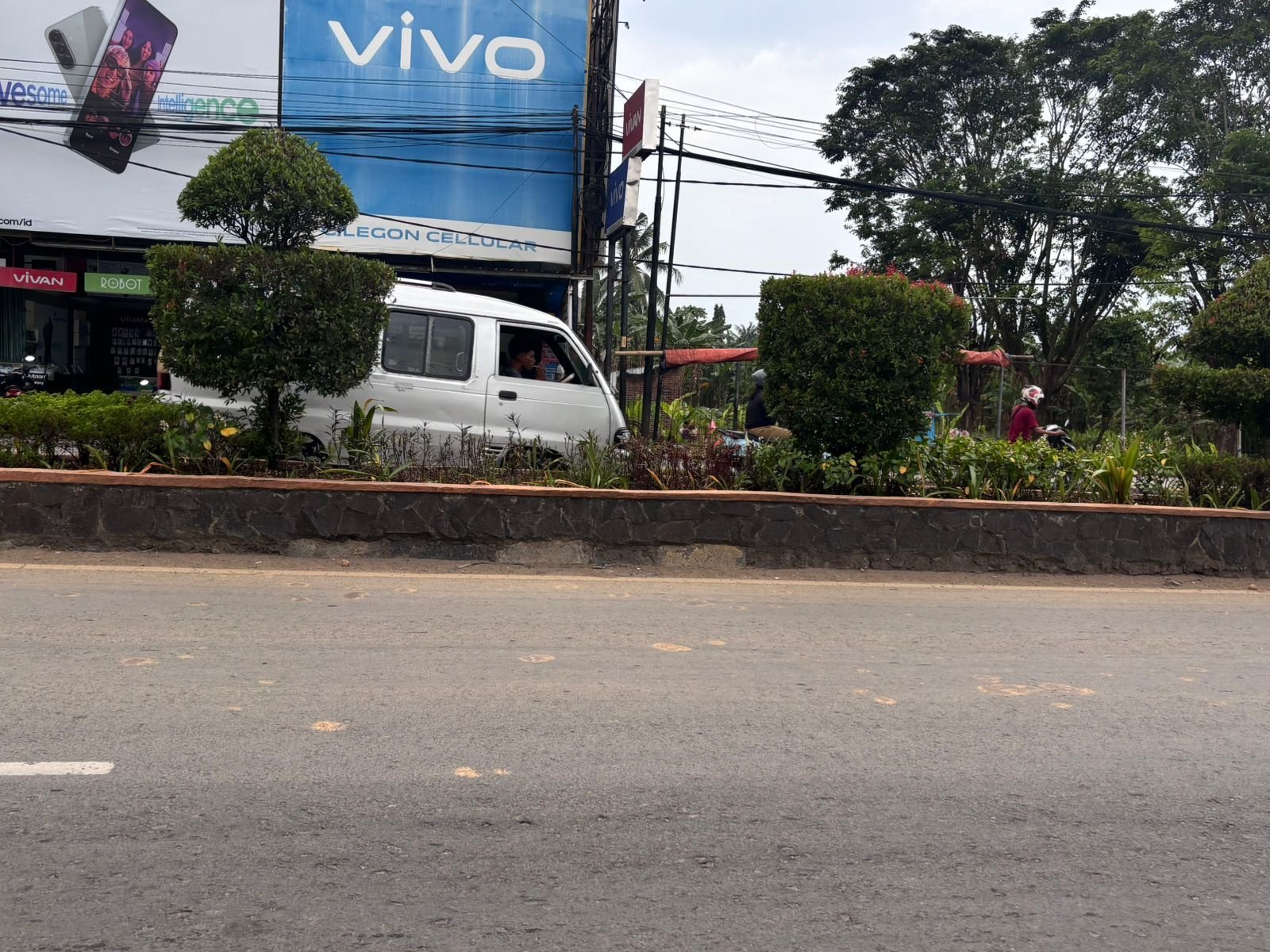 Warga Cilegon Keluhkan Jalan Protokol Banyak Bekas Tanah Proyek 4 Warga Cilegon Keluhkan Jalan Protokol Banyak Bekas Tanah Proyek