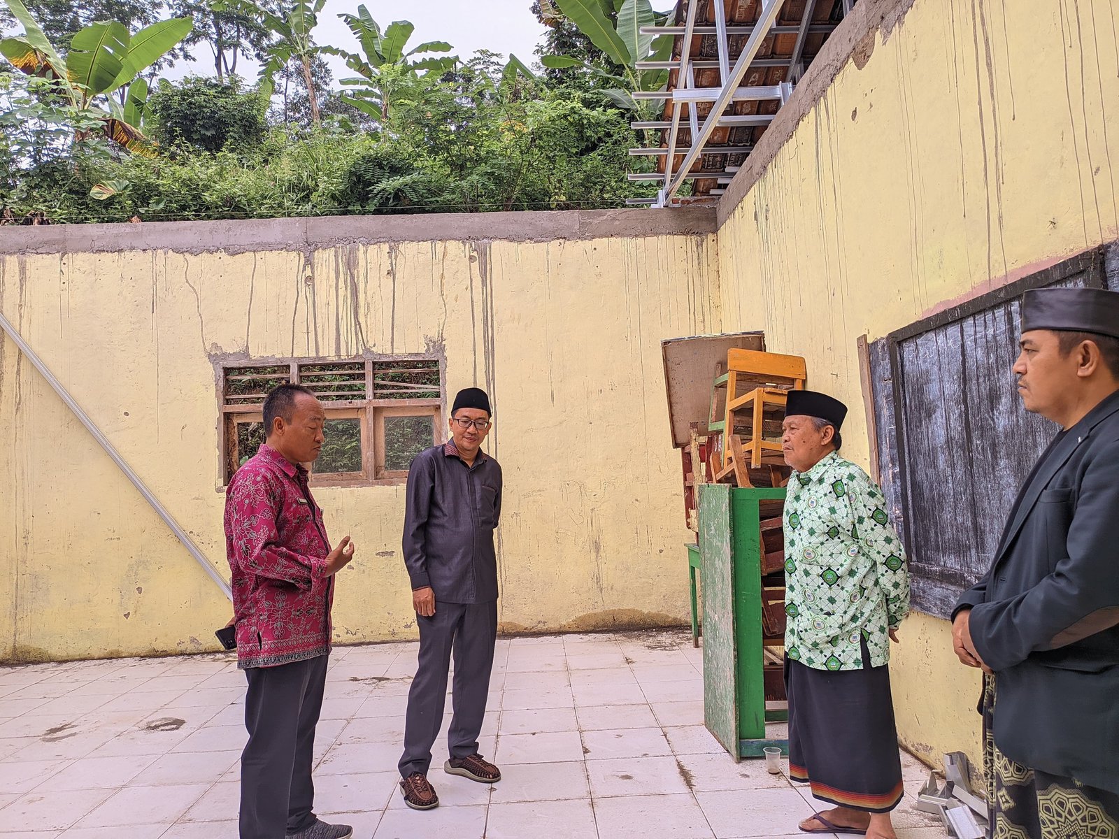 Anggota Dewan Kabupaten Serang Janji Bantu Madrasah Rusak di Waringinkurung 9 Anggota Dewan Kabupaten Serang Janji Bantu Madrasah Rusak di Waringinkurung