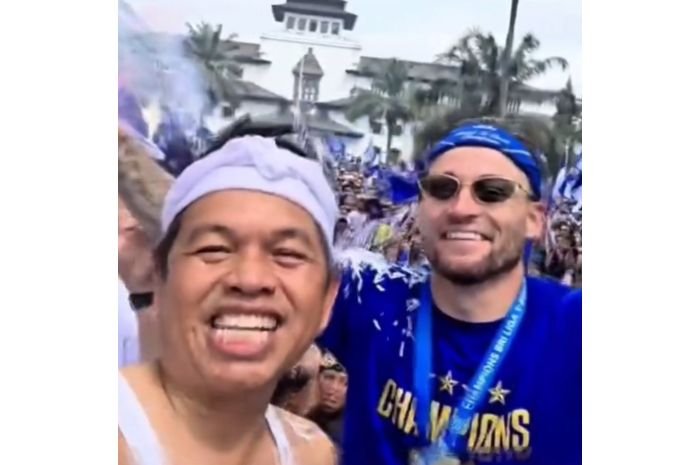 Dedi Mulyadi Joget dengan Marc Klok, Rayakan Kemenangan Persib Bandung 6 Dedi Mulyadi Joget dengan Marc Klok, Rayakan Kemenangan Persib Bandung