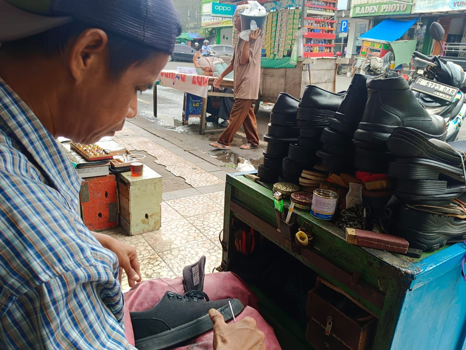 Kisah Amin, Tukang Sol Sepatu di Kota Serang yang Tetap Eksis di Tengah Modernisasi 1 Kisah Amin, Tukang Sol Sepatu di Kota Serang yang Tetap Eksis di Tengah Modernisasi