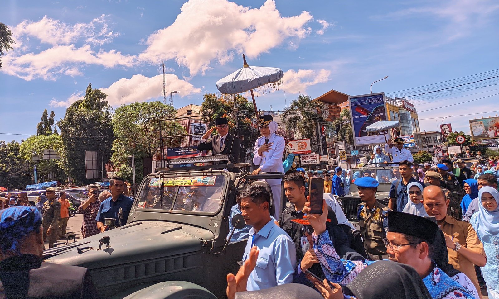 Zakiyah-Najib Diarak Sambil Naik Mobil Jeep, Dimyati: Ini Kemenangan Kabupaten Serang 10 Zakiyah-Najib Diarak Sambil Naik Mobil Jeep, Dimyati: Ini Kemenangan Kabupaten Serang