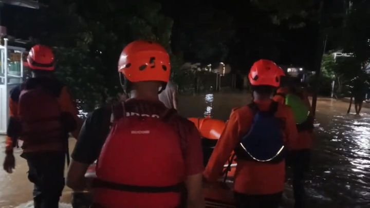 Banjir Rendam 1.920 KK di Pandeglang, BPBD Lakukan Patroli Sungai 1 Banjir Rendam 1.920 KK di Pandeglang, BPBD Lakukan Patroli Sungai