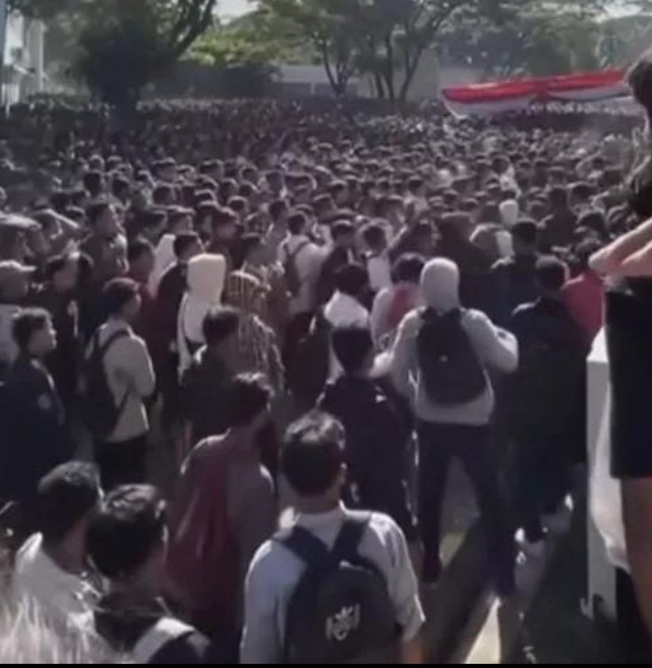 Ribuan Pencari Kerja Padati Job Fair Bekasi Pasti Bisa Expo, Sejumlah Orang Pingsan 10 Ribuan Pencari Kerja Padati Job Fair Bekasi Pasti Bisa Expo, Sejumlah Orang Pingsan