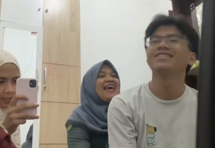 Momen Antusias Ketiga Kakak Lihat Hasil SNBT Adik Bungsu, Endingnya Bikin Bangga