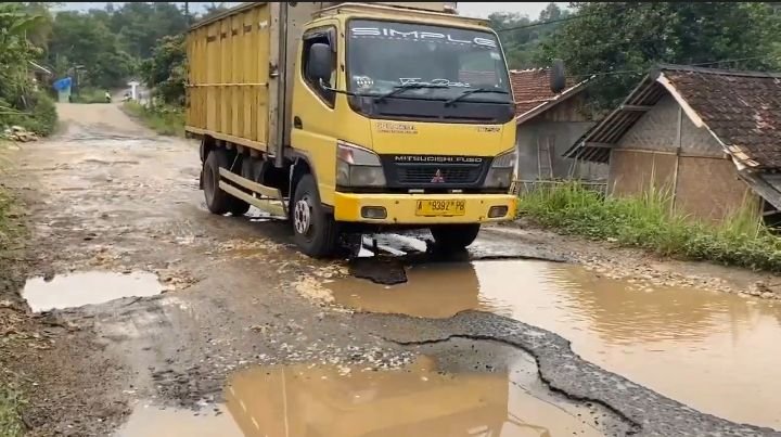 Picu Adrenalin, Akses Jalan Menuju Kawasan Wisata Adat Baduy Rusak 1 Picu Adrenalin, Akses Jalan Menuju Kawasan Wisata Adat Baduy Rusak
