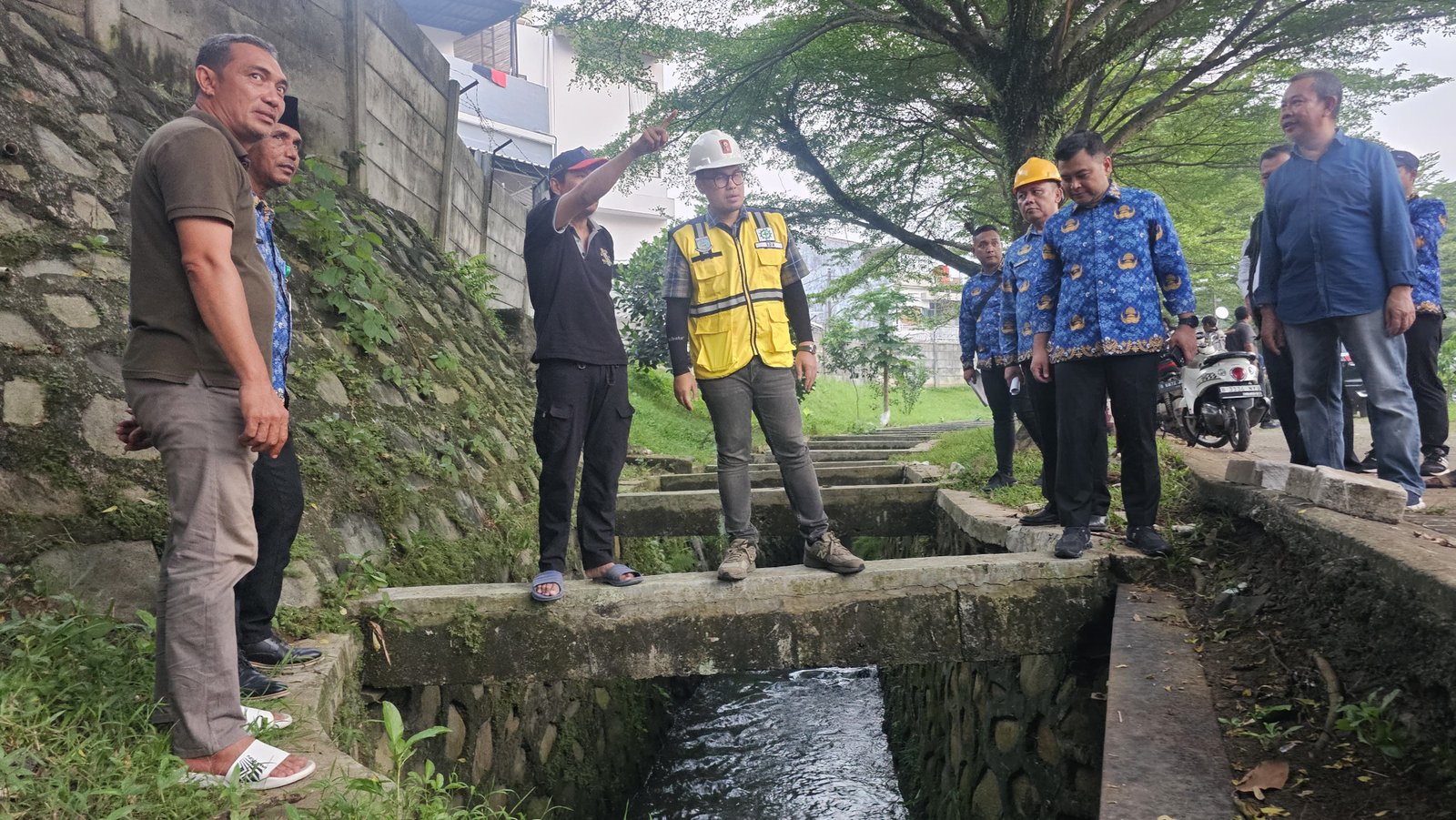 Kunjungi Tempat Rawan Banjir di Kota Tangsel, Pilar Saga Petakan Solusi Terbaik 1 Kunjungi Tempat Rawan Banjir di Kota Tangsel, Pilar Saga Petakan Solusi Terbaik