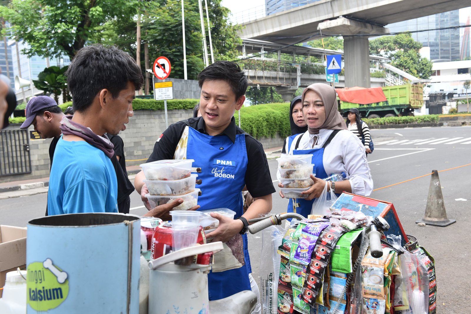 Kolaborasi Bareng Bobon Santoso, PNM Berbagi 1.000 Makanan 5 Kolaborasi Bareng Bobon Santoso, PNM Berbagi 1.000 Makanan