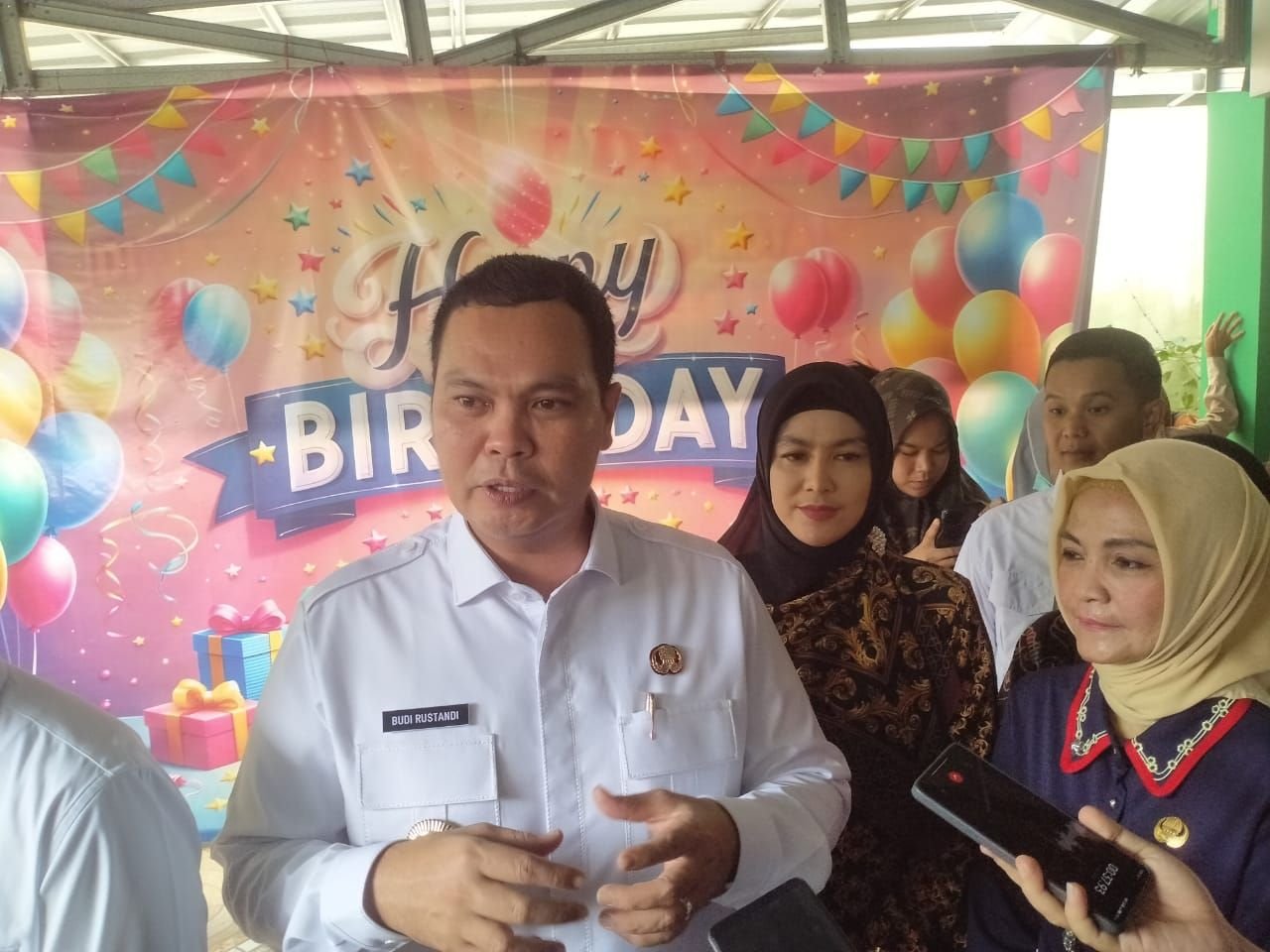 Bak Masuk Kapsul Waktu, Budi Rustandi Ungkap Kenangan Masa Kecil Saat Kunjungan ke SMPN 5 Kota Serang: Sering Dipanggil Guru BK 2 Bak Masuk Kapsul Waktu, Budi Rustandi Ungkap Kenangan Masa Kecil Saat Kunjungan ke SMPN 5 Kota Serang: Sering Dipanggil Guru BK