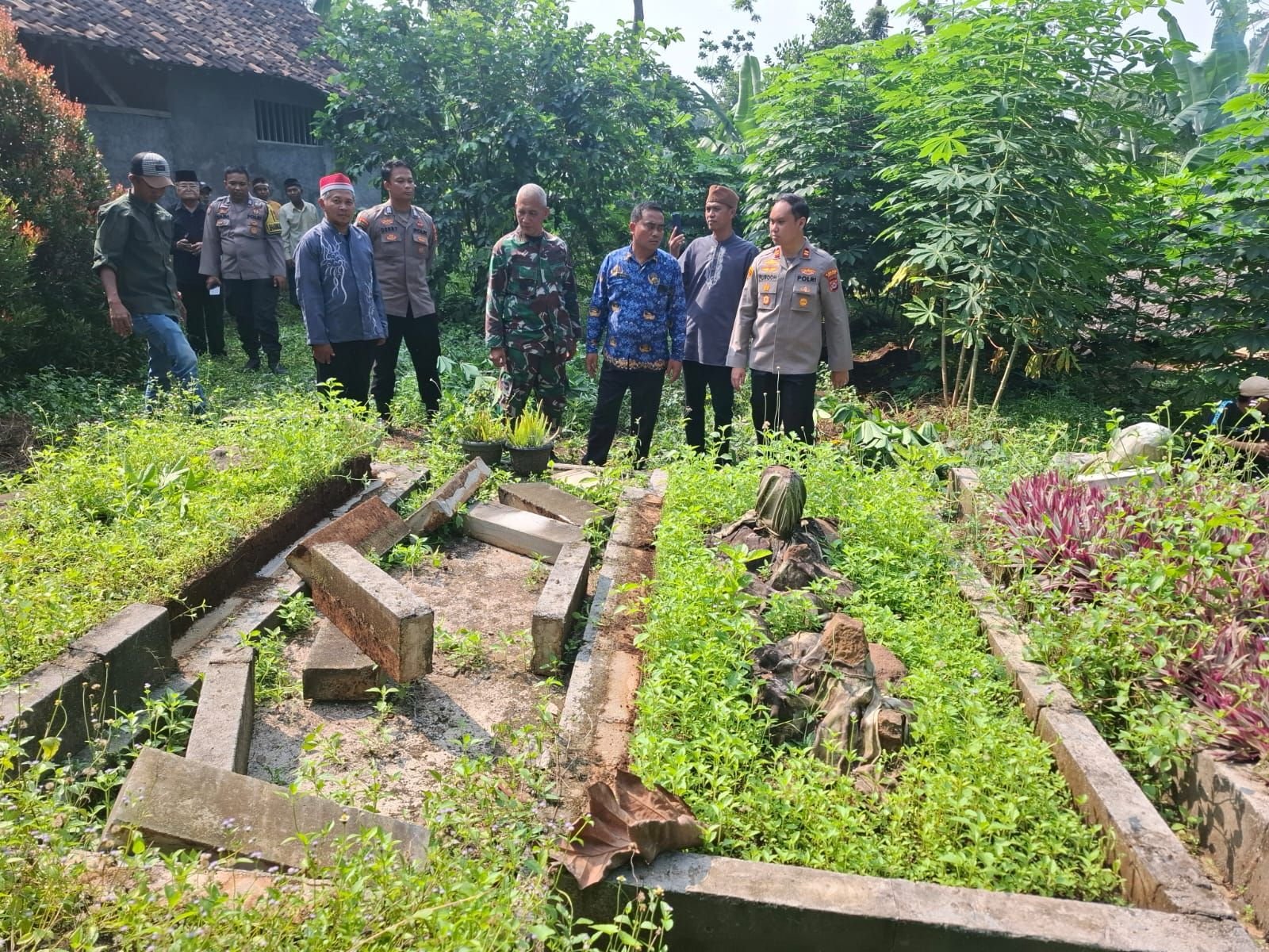 Meresahkan, 31 Makam Palsu Dibongkar Warga Petir